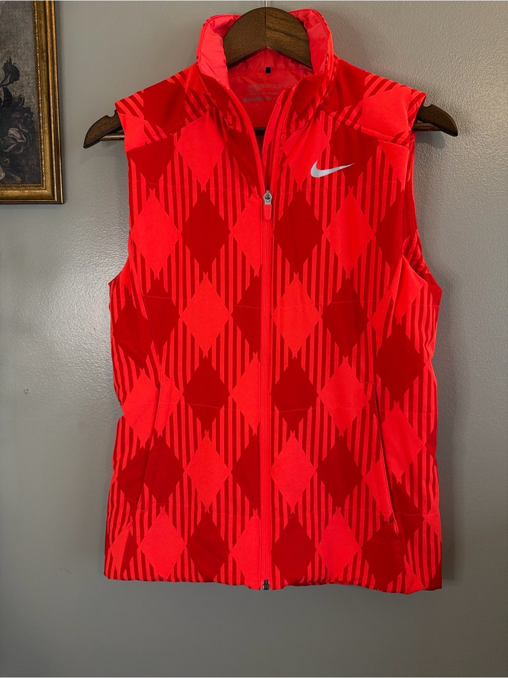 Nike Golf Sport Women’s Small Coral Geometric Full Zip Insulated Vest - Picture 2 of 9